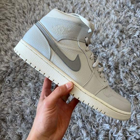 Nike Jordan 1 mid “light bone” - Picture 1 of 13